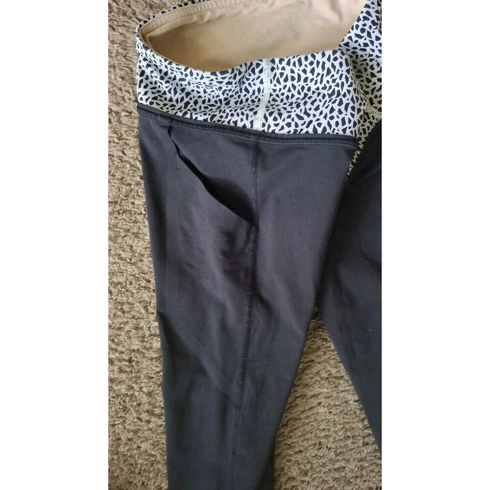 Lululemon Patterned Capri Leggings Size 8 Women's  Black White  Activewear